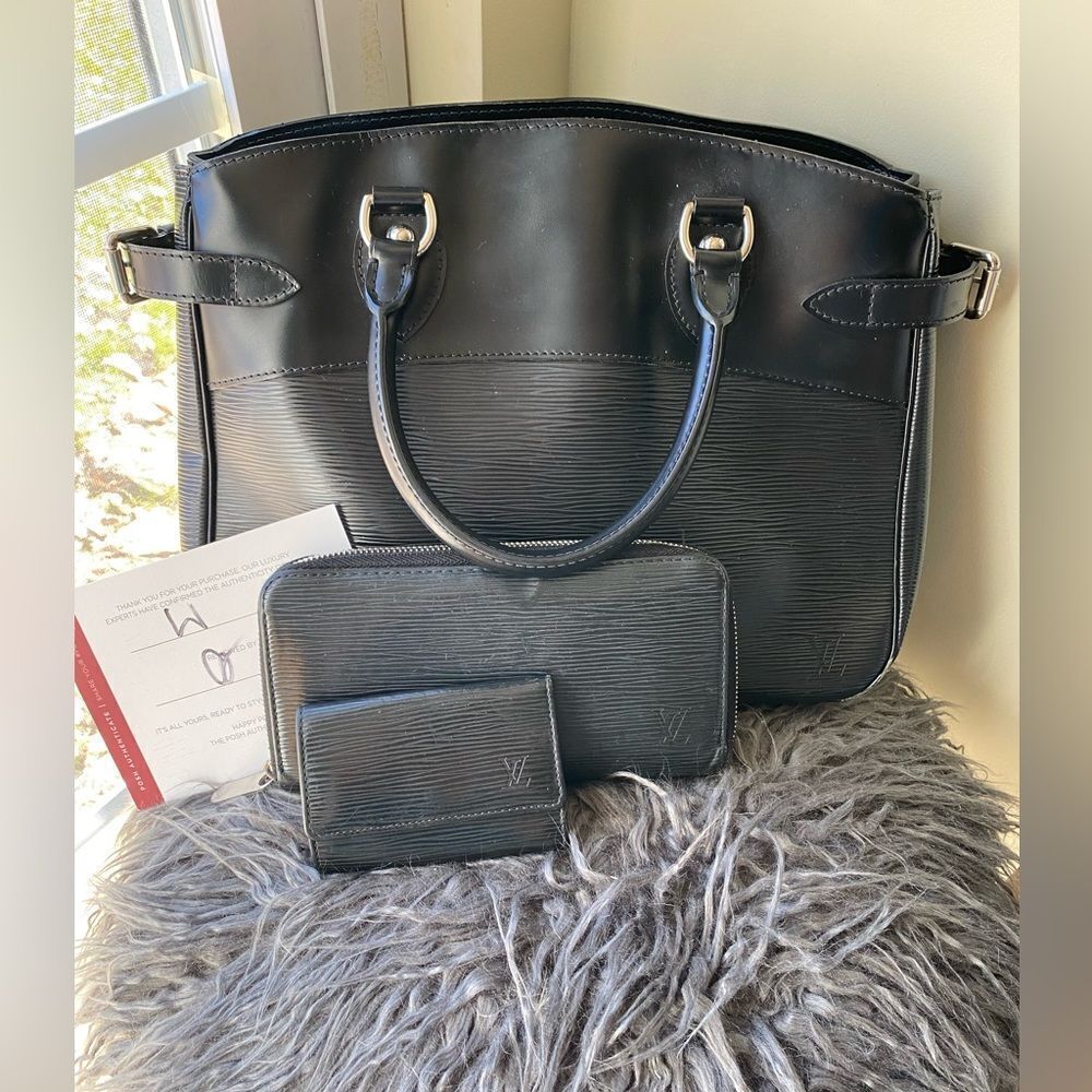 Auth Louis Vuitton blk epi‎ passy GM w/ silver hardware wallet keycase available - Picture 2 of 16